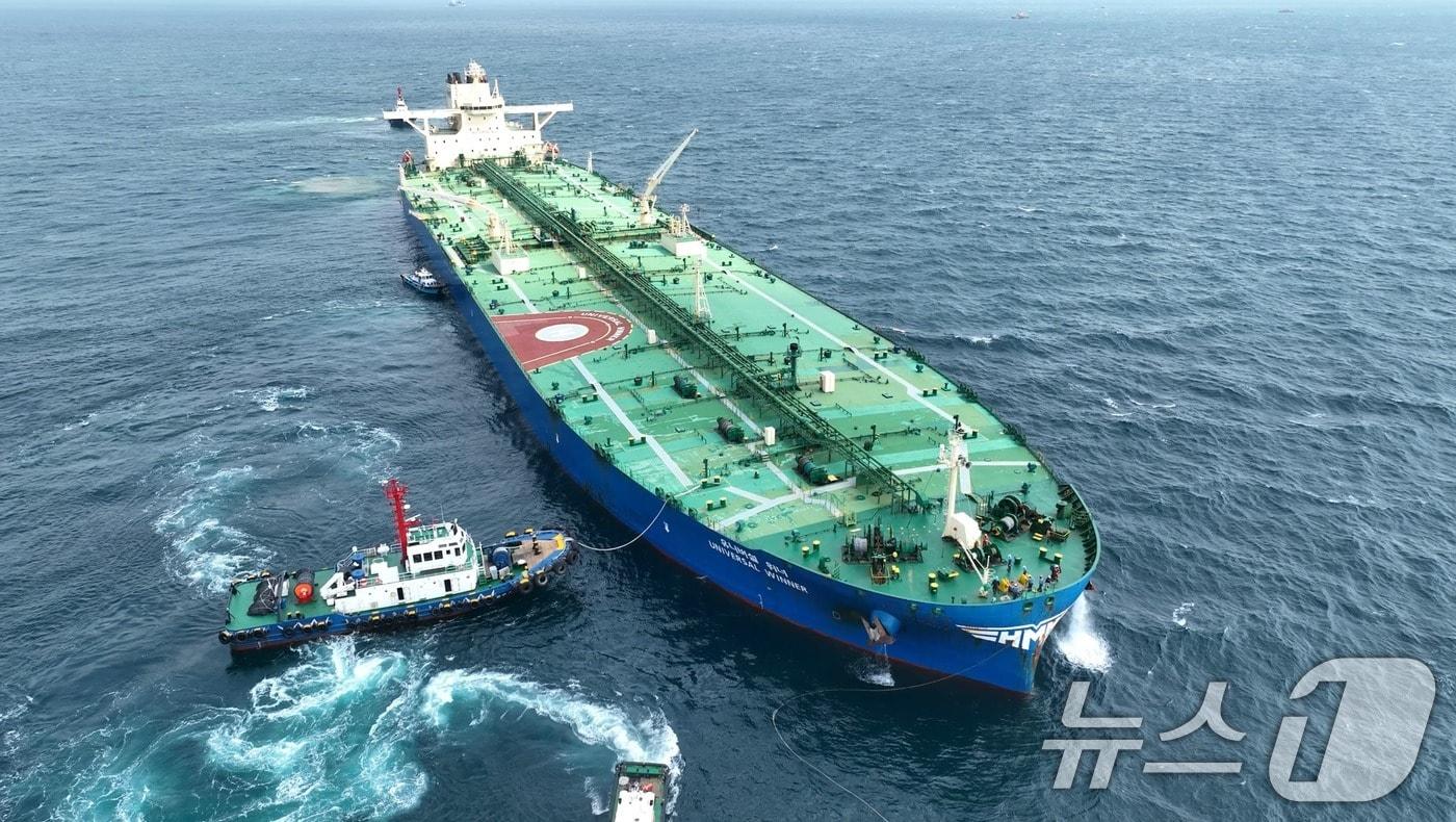 본문 이미지 - 호르무즈 해협에 갇혀 있던 HMM의 초대형 원유운반선(VLCC) 유니버설 위너호가 지난 6월 10일 울산항에 입항하고 있다.  (울산항만공사 제공. 재판매 및 DB 금지) 2026.6.10 ⓒ 뉴스1 조민주 기자