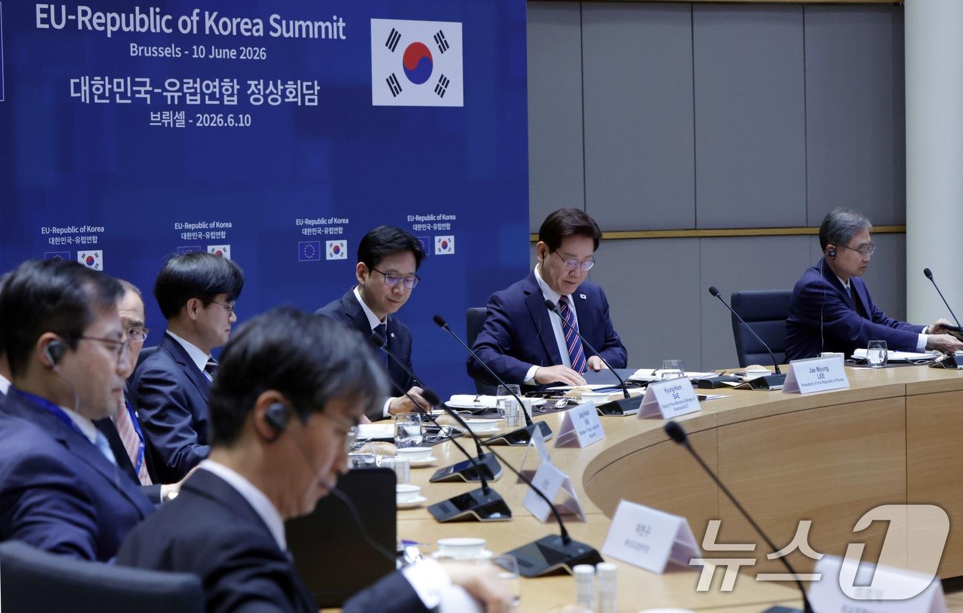 본문 이미지 - 이재명 대통령이 10일(현지시간) 벨기에 브뤼셀 유럽연합(EU) 이사회에서 열린 한·EU 확대회담에서 자료를 살펴보고 있다. 2026.6.10 ⓒ 뉴스1 허경 기자