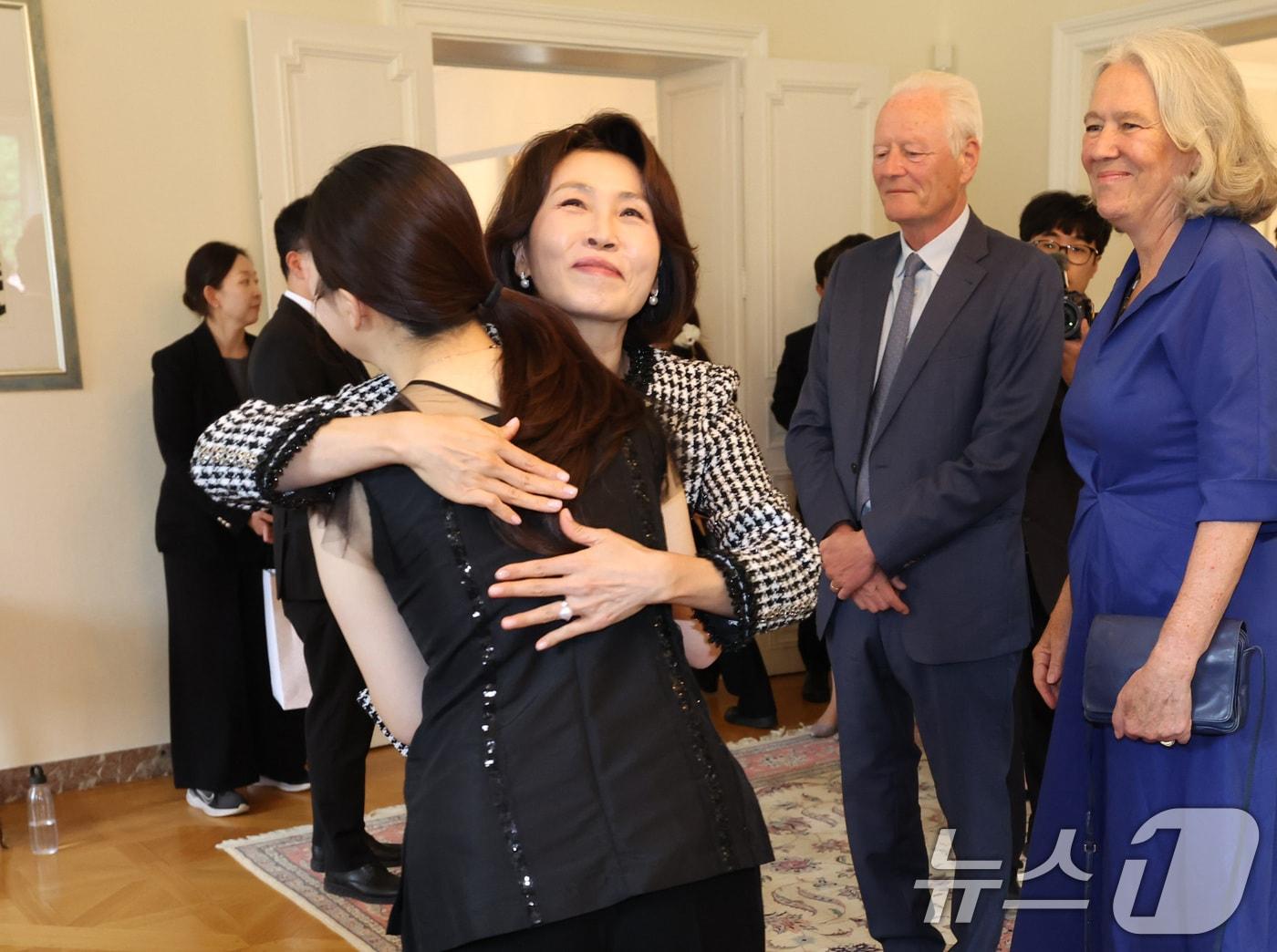 본문 이미지 - 김혜경 여사가 10일(현지시간) 벨기에 브뤼셀 대사관저에서 열린 차세대 K-클래식 음악인과의 대화에서 퀸엘리자베스 콩쿠르 준우승 김태연 씨와 포옹하고 있다. 2026.6.10 ⓒ 뉴스1 허경 기자