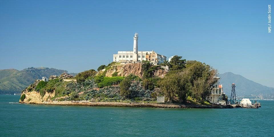 본문 이미지 - 연방 교도소가 있던 알카트라즈 섬 (출처: Justin Scott, National Park Service, Public domain, via Wikimedia Commons)