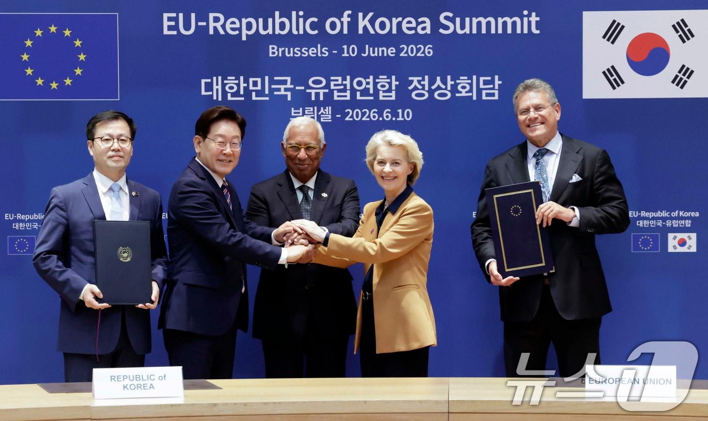 본문 이미지 - 여한구 산업통상부 통상교섭본부장과 마로스 셰프초비치 EU 통상 경제 안보 집행위원이 10일(현지시간) 벨기에 브뤼셀 유럽연합(EU) 이사회에서 이재명 대통령과 안토니우 코스타 EU 정상회의 상임의장이 임석한 가운데 디지털 통상 협정을 체결한 후 기념촬영을 하고 있다. 2026.6.11 ⓒ 뉴스1 허경 기자
