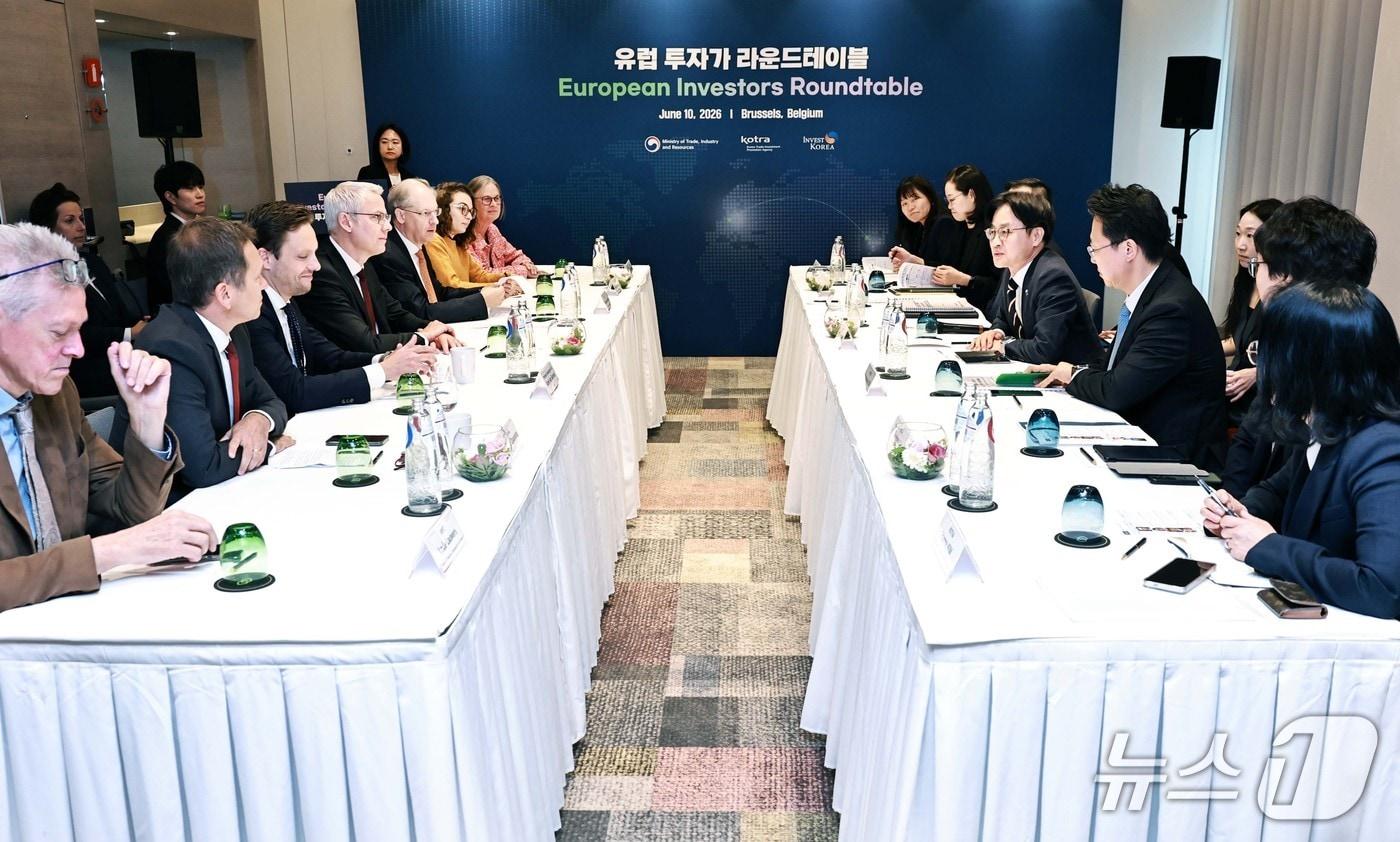본문 이미지 - 이재명 대통령의 유럽 순방을 계기로 개최된 유럽투자가 라운드테이블에서 김정관 산업통상부 장관이 유럽과의 첨단 산업협력 방안을 논의하고 있다. (산업통상부 제공. 재판매 및 DB금지) 2026.6.11 /뉴스1
