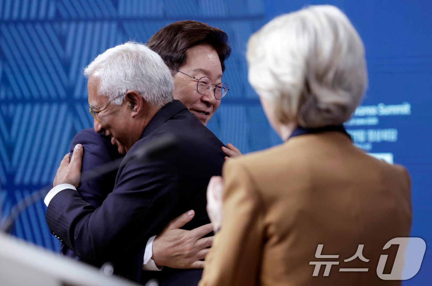본문 이미지 - 이재명 대통령이 지난달 10일(현지시간) 벨기에 브뤼셀 유럽연합(EU) 이사회에서 열린 공동언론발표를 마친 후 안토니우 코스타 EU 정상회의 상임의장과 인사를 나누고 있다. 2026.6.11 ⓒ 뉴스1 허경 기자