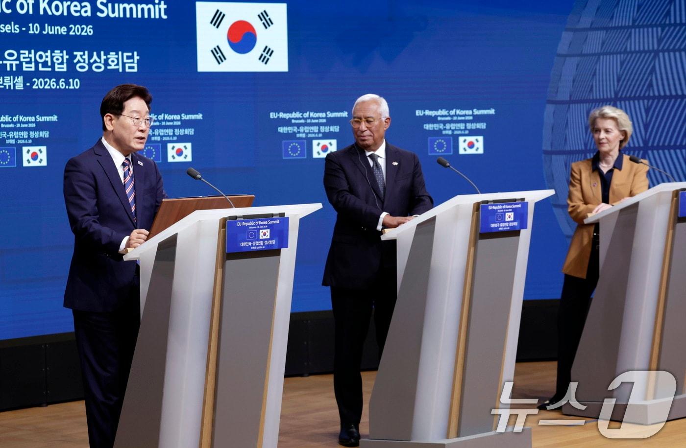 본문 이미지 - 이재명 대통령과 안토니우 코스타 유럽연합(EU) 정상회의 상임의장, 우르술라 폰 데어 라이엔 EU 집행위원장이 10일(현지시간) 벨기에 브뤼셀 EU 이사회에서 공동언론발표를 하고 있다. 2026.6.11 ⓒ 뉴스1 허경 기자