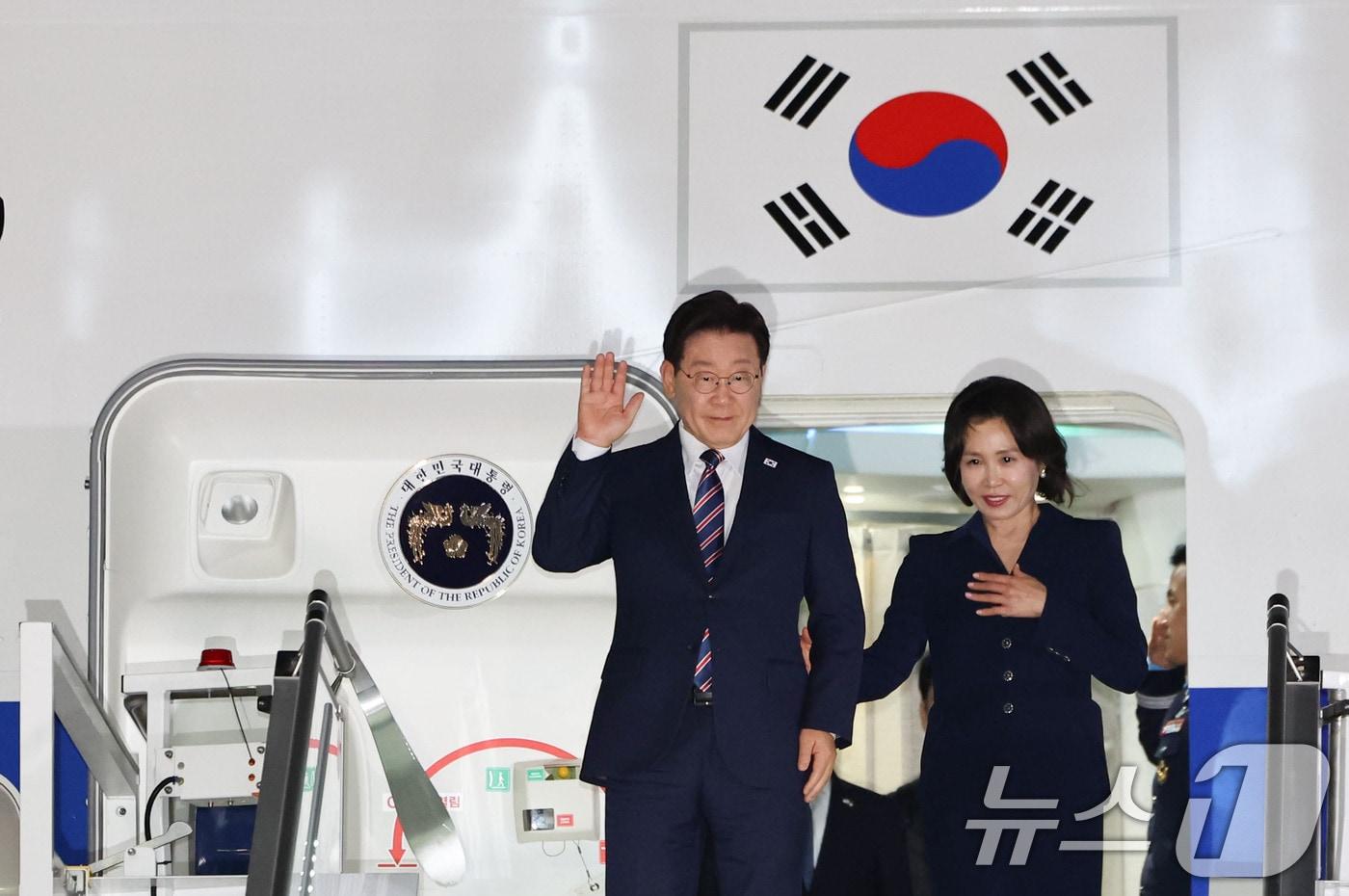 본문 이미지 - 유럽을 순방 중인 이재명 대통령과 김혜경 여사가 10일(현지시간) 이탈리아 로마 다빈치 국제공항에 도착해 인사를 하고 있다. 2026.6.11 ⓒ 뉴스1 허경 기자
