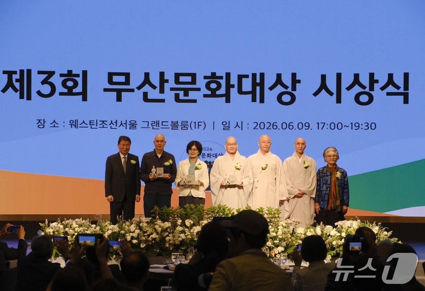 본문 이미지 - 설악·만해사상실천선양회가 '제3회 무산문화대상'에 정수자 시조시인, 서도호 설치미술가, 한국불교문화사업단를 각각 선정했다. 시상식은 지난 9일 서울 웨스틴조선호텔 그랜드볼룸에서 열렸다.
