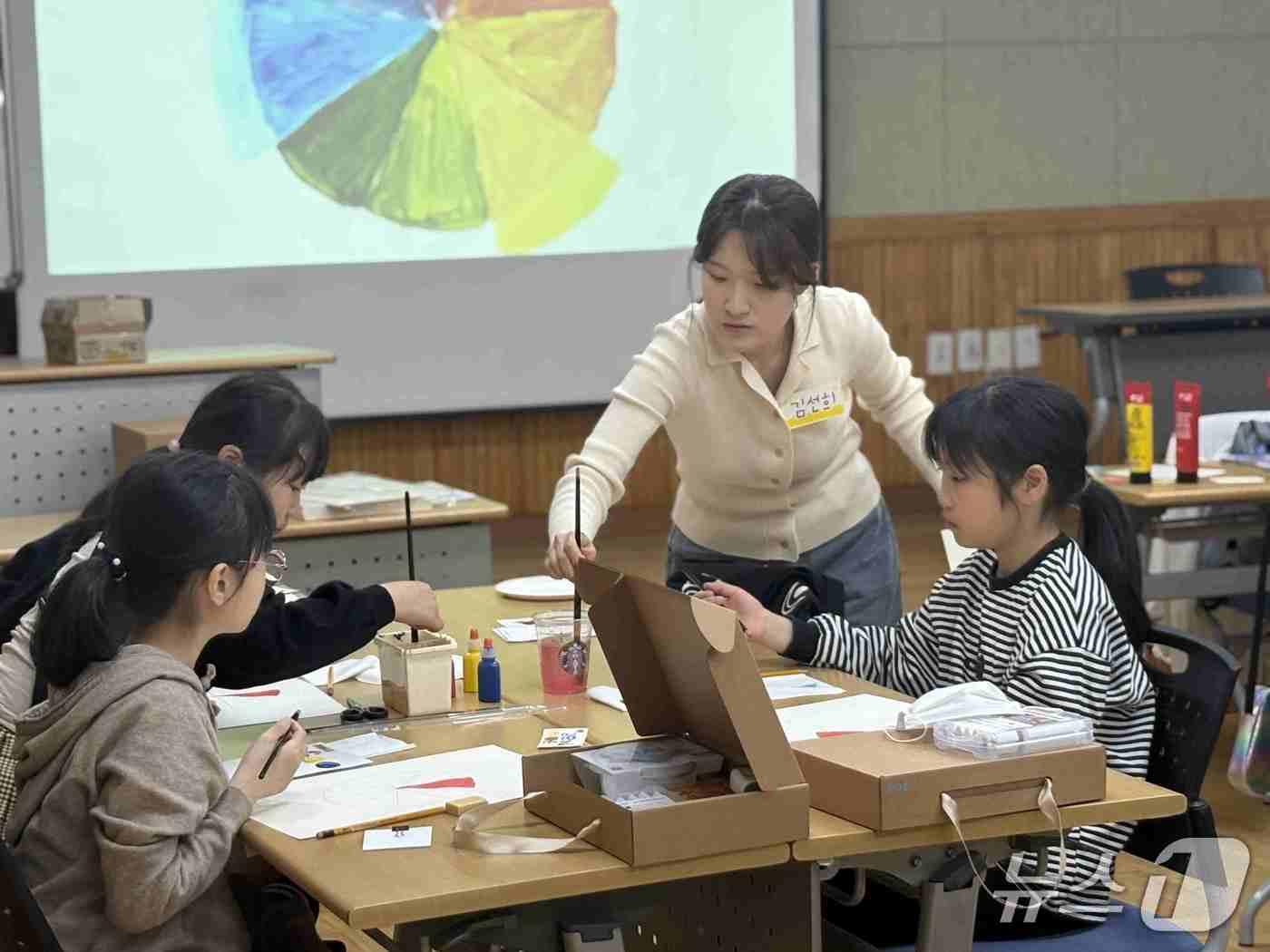 본문 이미지 - 동대문문화재단 공공도서관이 7월부터 9월까지 지역 주민을 위한 3분기 특성화 프로그램을 운영한다. 휘경행복도서관은 생성형 AI와 예술을 결합한 수업을, 장안어린이도서관은 그림책을 주제로 한 연령별 프로그램을 마련했다.