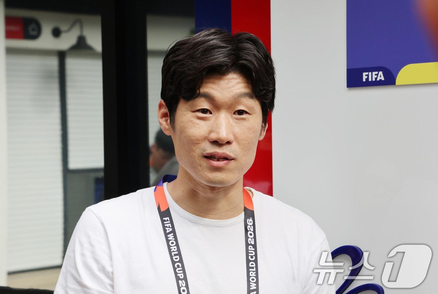본문 이미지 - 박지성이 10일(현지시간) 멕시코 과달라하라 인근 사포판에 위치한 2026 북중미 월드컵 대한민국 축구 국가대표팀 훈련장인 '치바스 바예 베르데'에서 취재진의 질문에 답하고 있다. ⓒ 뉴스1 임세영 기자
