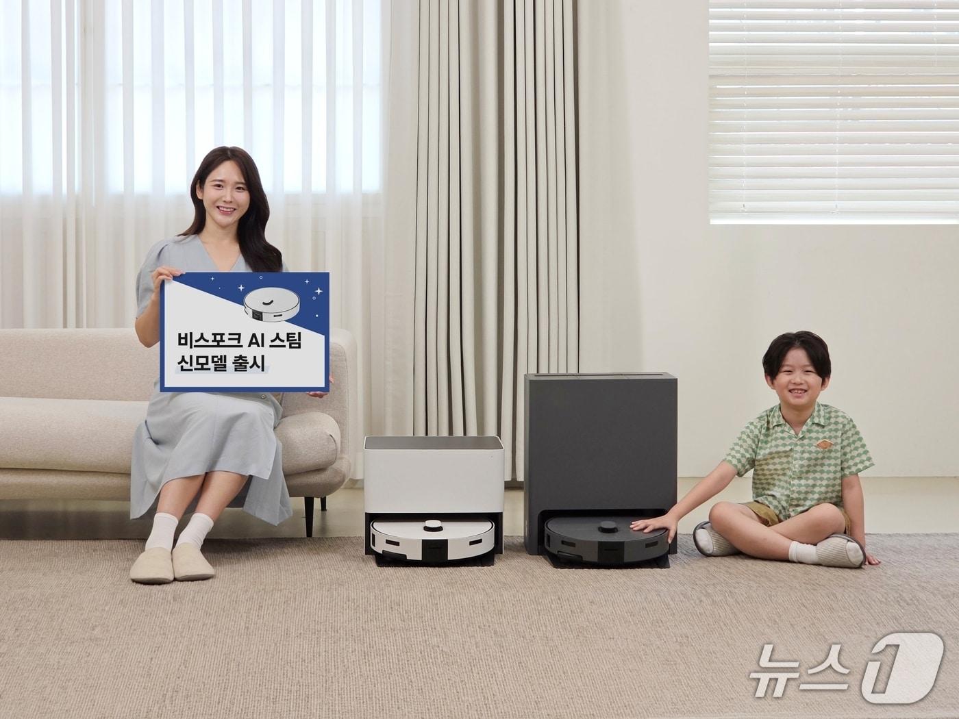 본문 이미지 -  삼성전자 모델이 프리미엄 핵심 기능은 유지하고 실용성을 높인 비스포크 AI 스팀 신제품을 소개하고 있다. (사진제공 = 삼성전자)