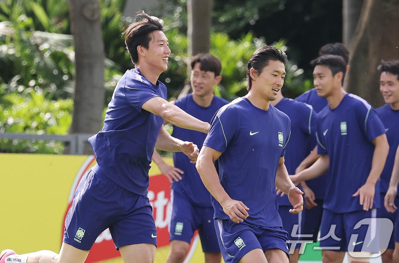 본문 이미지 - 2026 북중미 월드컵에 출전하는 대한민국 축구 국가대표팀 이한범, 조규성이 10일(현지시간) 멕시코 과달라하라 인근 사포판에 위치한 치바스 바예 베르데에서 훈련을 하고 있다. 2026.6.11 ⓒ 뉴스1 임세영 기자