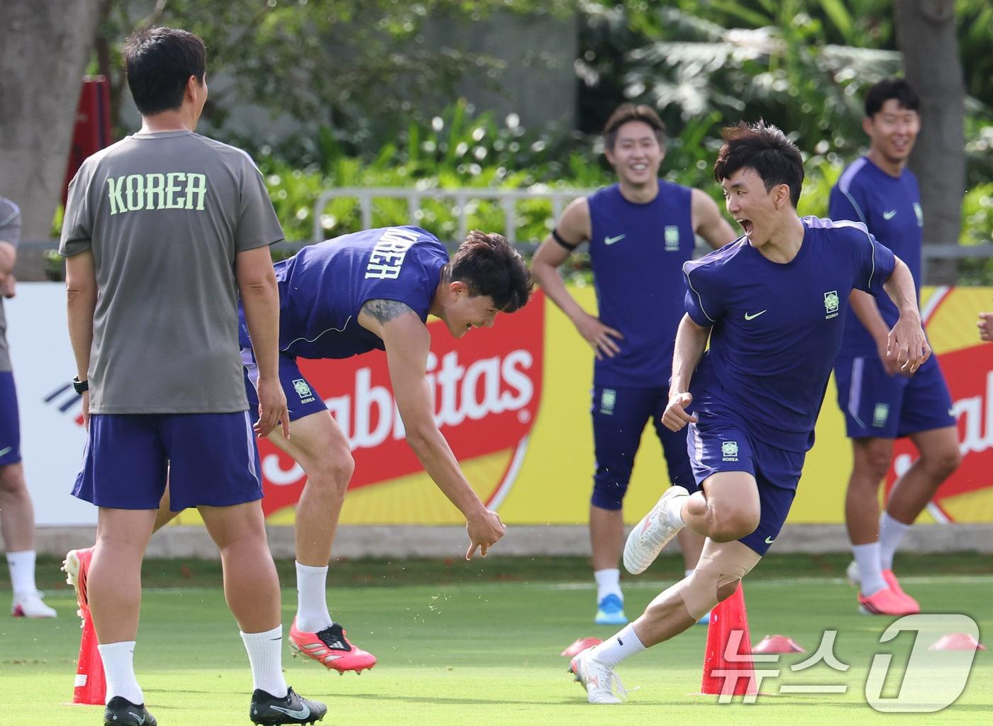 본문 이미지 - 2026 북중미 월드컵에 출전하는 대한민국 축구 국가대표팀 황인범과 김민재가 10일(현지시간) 멕시코 과달라하라 인근 사포판에 위치한 치바스 바예 베르데에서 훈련을 하고 있다. 2026.6.11 ⓒ 뉴스1 임세영 기자