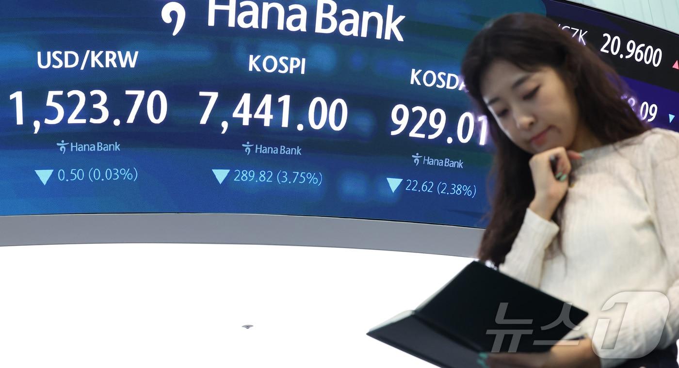 본문 이미지 - 11일 서울 중구 하나은행 본점 딜링룸 전광판에 개장 시황이 나오고 있다. 2026.6.11 ⓒ 뉴스1 김성진 기자