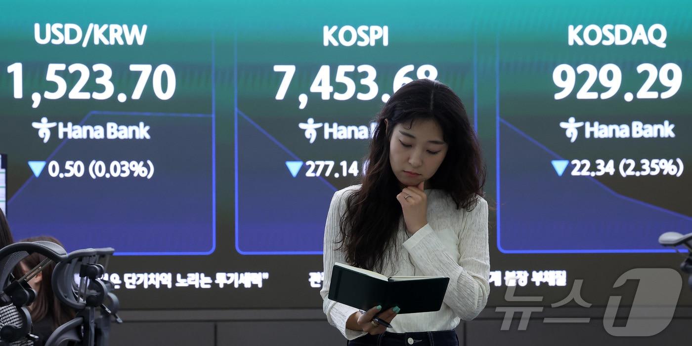 본문 이미지 - 11일 서울 중구 하나은행 본점 딜링룸 전광판에 개장 시황이 나오고 있다. 이날 코스피는 전일 종가와 비교해 335.98포인트(4.35%) 하락한 7394.84, 코스닥은 전일 대비 28.63포인트(3.01%) 하락한 923.00으로 개장했다. 2026.6.11 ⓒ 뉴스1 김성진 기자