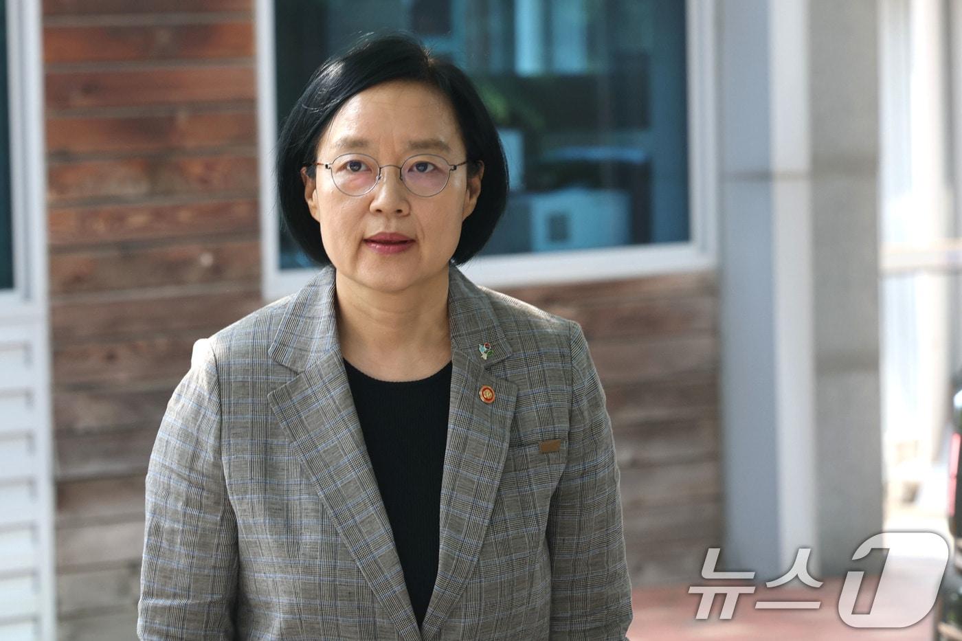 본문 이미지 - 한성숙 국무총리 후보자가 11일 오전 서울 종로구 통의동 금융감독연수원에 마련된 인사청문회 준비 사무실로 출근하고 있다. 2026.6.11 ⓒ 뉴스1 이광호 기자