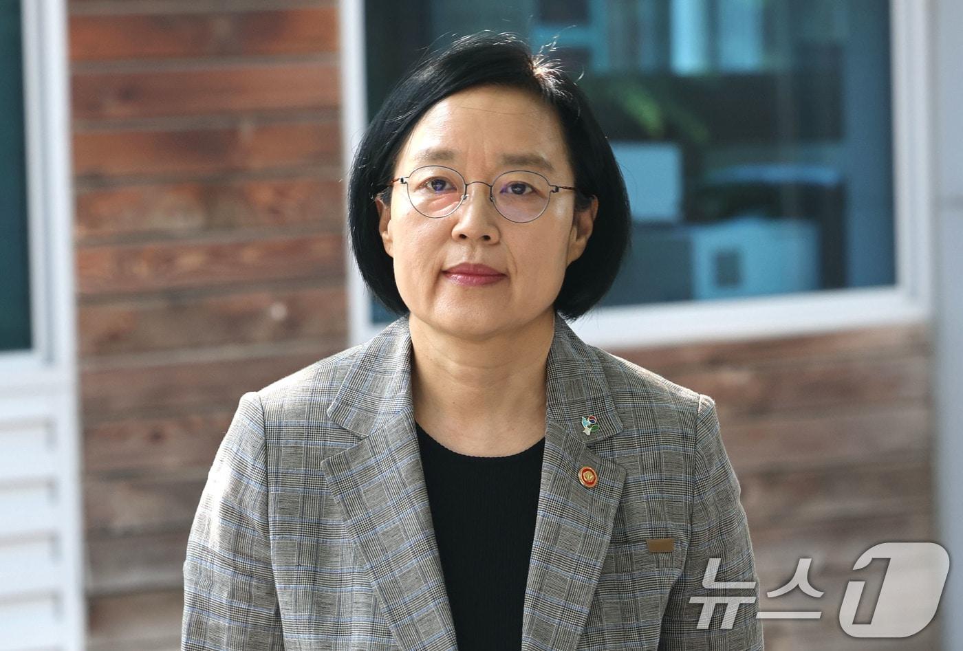 본문 이미지 - 한성숙 국무총리 후보자가 11일 오전 서울 종로구 통의동 금융감독연수원에 마련된 인사청문회 준비 사무실로 출근하고 있다. 2026.6.11 ⓒ 뉴스1 이광호 기자