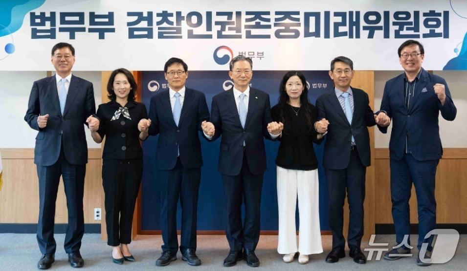 본문 이미지 -  지난 10일 정성호 법무부 장관이 과천 법무부 청사에서 '검찰인권존중미래위원회' 위원들에게 위촉장을 수여한 뒤 기념촬영하고 있는 모습. (사진=법무부 제공) ⓒ 뉴스1