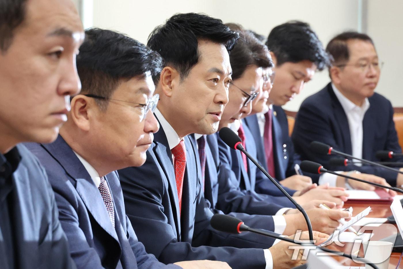본문 이미지 - 장동혁 국민의힘 대표가 11일 서울 여의도 국회에서 열린 최고위원회의에서 발언하고 있다. 2026.6.11 ⓒ 뉴스1 신웅수 기자