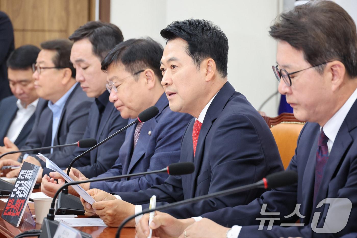 본문 이미지 - 장동혁 국민의힘 대표가 11일 서울 여의도 국회에서 열린 최고위원회의에서 발언하고 있다. 오른쪽부터 신동욱 최고위원, 장 대표, 정점식 원내대표, 김민수· 조광한 최고위원. 2026.6.11 ⓒ 뉴스1 신웅수 기자