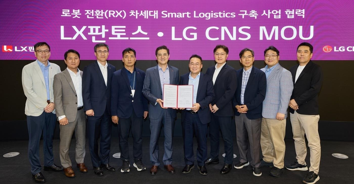 본문 이미지 - 1일 서울 마곡 LG CNS 본사에서 열린 '차세대 스마트물류 구축 업무협약식'에서 LG CNS 이준호 전무(오른쪽 다섯 번째), 박상균 전무(오른쪽 네 번째), LX판토스 어재혁 부사장(왼쪽 다섯 번째)을 비롯한 양사 임직원들이 기념촬영을 하고 있다. (LG CNS 제공)