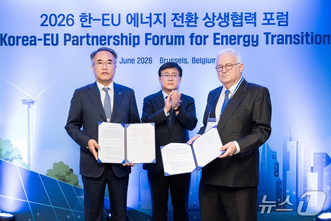 본문 이미지 - 대한전선이 얀데눌(Jan De Nul)과 HVDC 해저케이블 사업 협력을 위한 업무협약(MOU)을 체결했다. 사진 왼쪽부터 송종민 대한전선 부회장, 김성환 기후에너지환경부 장관, 얀 피터 데 눌(Jan Pieter De Nul) 얀데눌 최고경영자(CEO) (사진제공 = 기후에너지환경부) 