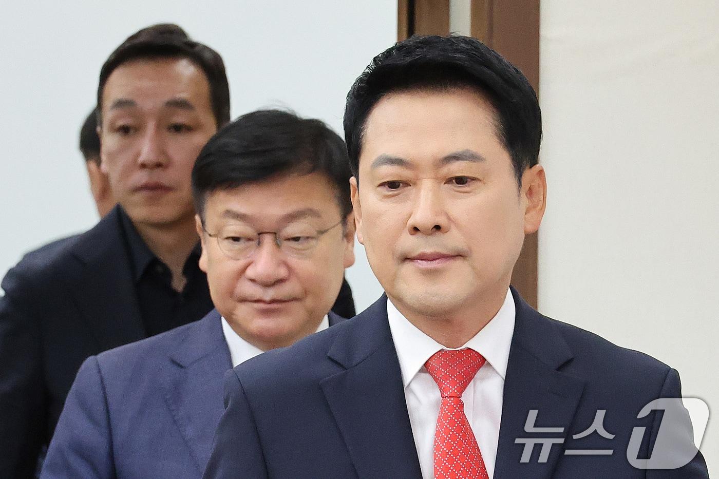 본문 이미지 - 장동혁 국민의힘 대표와 정점식 원내대표가 11일 서울 여의도 국회에서 열린 최고위원회의에 참석하고 있다. 2026.6.11 ⓒ 뉴스1 신웅수 기자