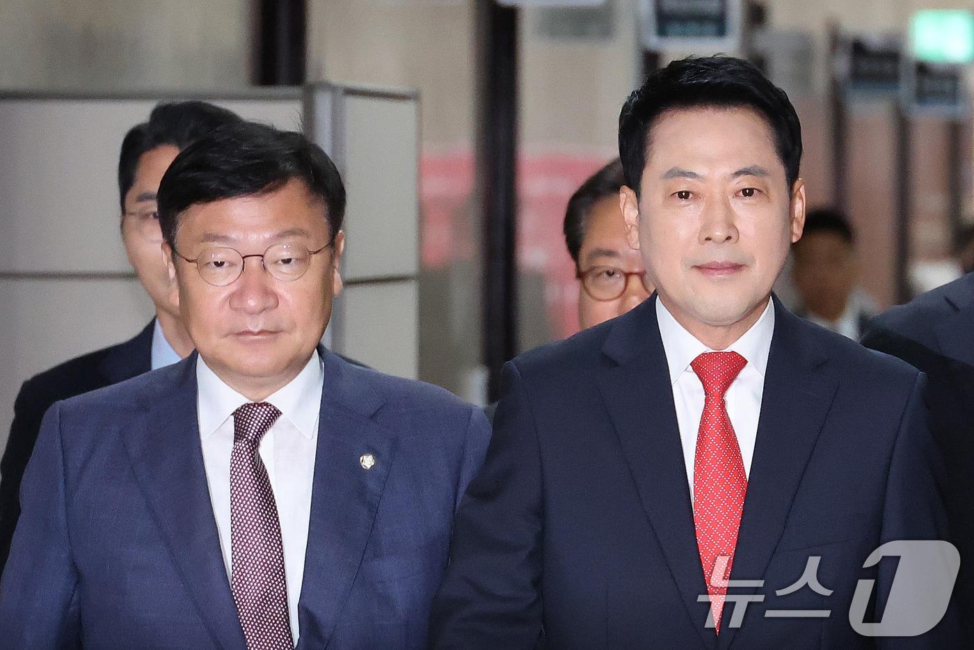 본문 이미지 - 장동혁 국민의힘 대표와 정점식 원내대표가 11일 서울 여의도 국회에서 열린 최고위원회의에 참석하고 있다. 2026.6.11 ⓒ 뉴스1 신웅수 기자