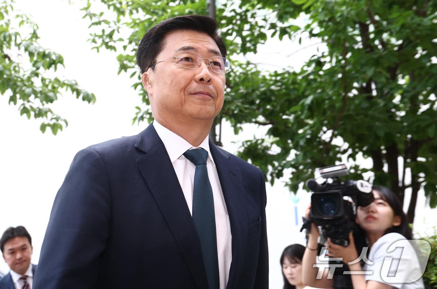 본문 이미지 - 홍장원 전 국가정보원 1차장이 11일 12·3 비상계엄 선포 직후 미국 등 주요 우방국에 계엄의 정당성을 옹호하는 메시지를 전달하도록 지시했다는 의혹과 관련해 2차 피의자 조사를 받기 위해 경기 과천 2차 종합특검 사무실로 출석하고 있다. 2026.6.11 ⓒ 뉴스1 김민지 기자