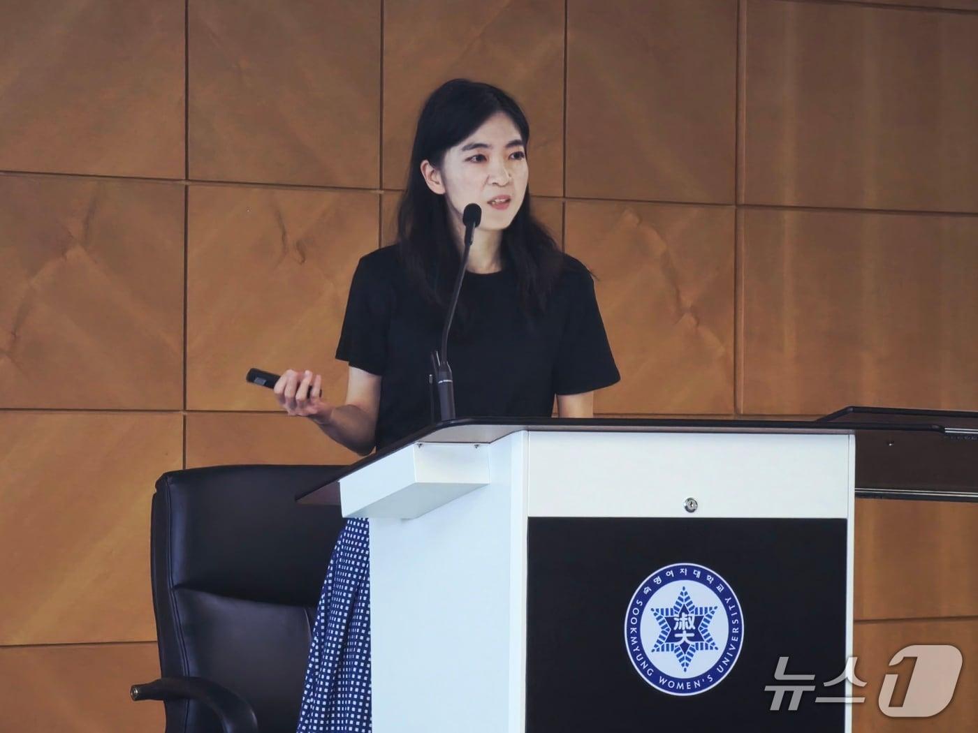 본문 이미지 - 윤지로 클리프 대표가 10일 서울 숙명여대에서 열린 '기후 커뮤니케이션 포럼'에서 국내 기후·에너지 보도의 매체별 성향 등에 대해 소개하고 있다. ⓒ 뉴스1 황덕현 기자