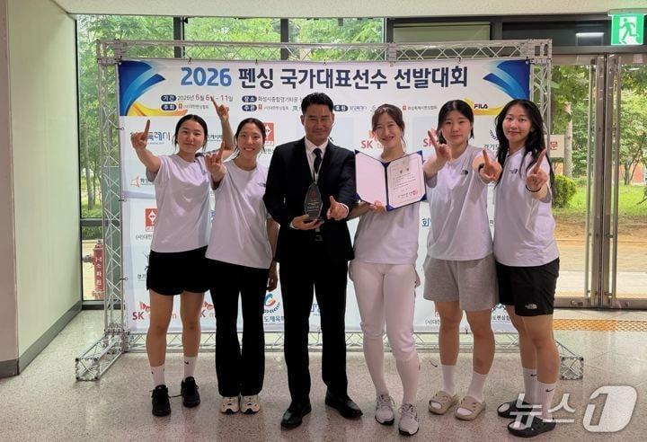 본문 이미지 - 여자 에페 개인전에서 우승한 계룡시청 펜싱팀 임태희 선수(오른쪽 세 번째)가 선수단과 함께 기념촬영을 하고 있다.(계룡시 제공.재판매 및 DB 금지)/뉴스1