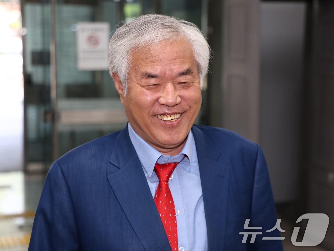 본문 이미지 - 공직선거법 위반 혐의를 받는 전광훈 사랑제일교회 목사가 11일 오전 서울 서초구 서울중앙지방법원에서 열린 공판에 출석하고 있다. 2026.6.11 ⓒ 뉴스1 최지환 기자