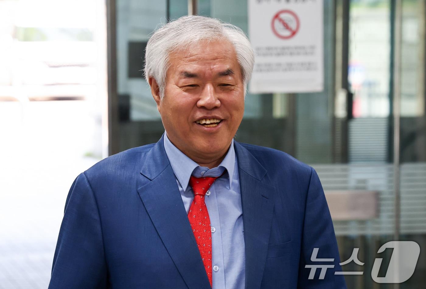본문 이미지 - 공직선거법 위반 혐의를 받는 전광훈 사랑제일교회 목사가 11일 오전 서울 서초구 서울중앙지방법원에서 열린 공판에 출석하고 있다. 2026.6.11 ⓒ 뉴스1 최지환 기자