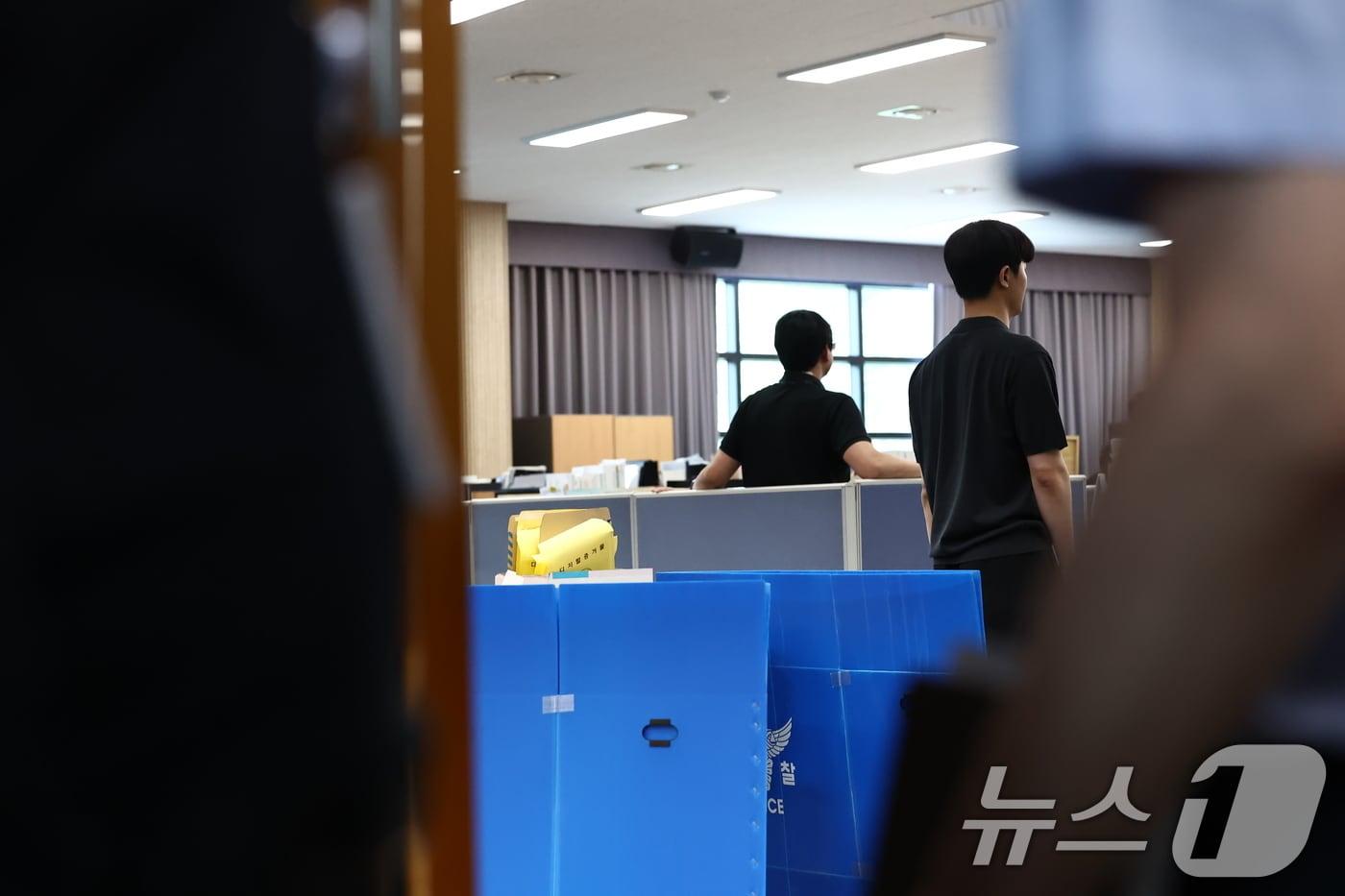 본문 이미지 - 서울경찰청 광역수사대가 투표용지 부족사태와 관련해 강제수사에 들어간 11일 경기도 과천 중앙선관위에서 경찰 수사관들이 압수수색을 하고 있다. 2026.6.11 ⓒ 뉴스1 김민지 기자