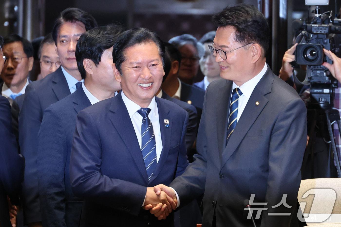 본문 이미지 - 정청래 더불어민주당 대표와 송영길 의원이 11일 서울 여의도 국회에서 열린 의원총회에서 악수하고 있다. 2026.6.11 ⓒ 뉴스1 신웅수 기자