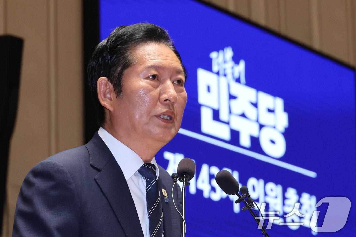 본문 이미지 - 정청래 더불어민주당 대표가 11일 서울 여의도 국회에서 열린 의원총회에서 발언하고 있다. 2026.6.11 ⓒ 뉴스1 신웅수 기자