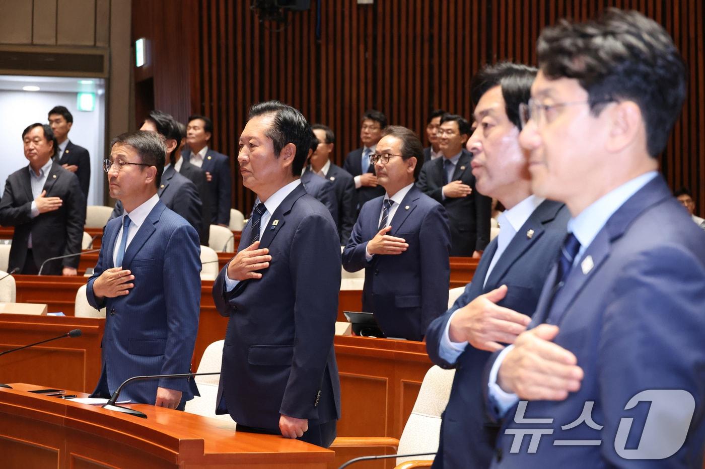 본문 이미지 - 정청래 더불어민주당 대표와 한병도 원내대표, 황명선 최고위원이 11일 서울 여의도 국회에서 열린 의원총회에서 국민의례를 하고 있다. 2026.6.11 ⓒ 뉴스1 신웅수 기자