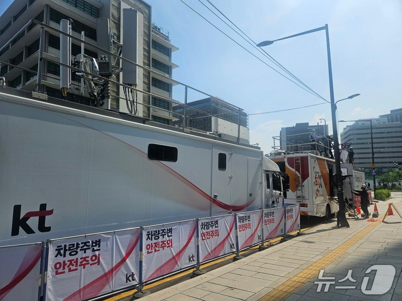 본문 이미지 - SKT, KT, LG유플러스 등 이동통신 3사가 광화문 광장 인근에 이동기지국을 배치하고 있다.