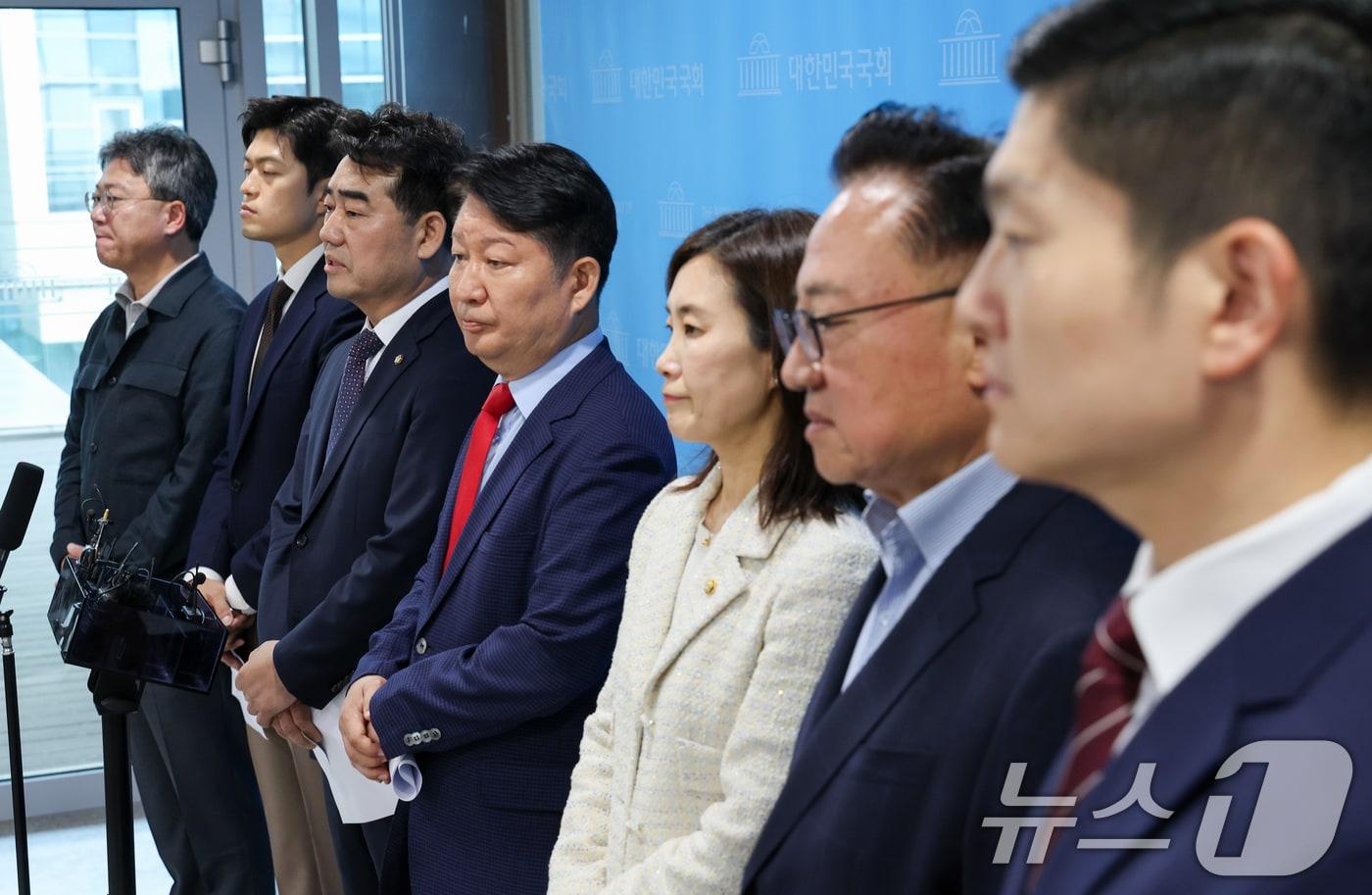 본문 이미지 - 국민의힘 당내 개혁·소장파 모임인 '대안과미래’ 소속 의원들이 11일 서울 여의도 국회 소통관에서 장동혁 대표 사퇴를 요구하고 있다. 왼쪽부터 박정하, 김용태, 이성권, 권영진, 김소희, 고동진, 김재섭 의원. 2026.6.11 ⓒ 뉴스1 안은나 기자