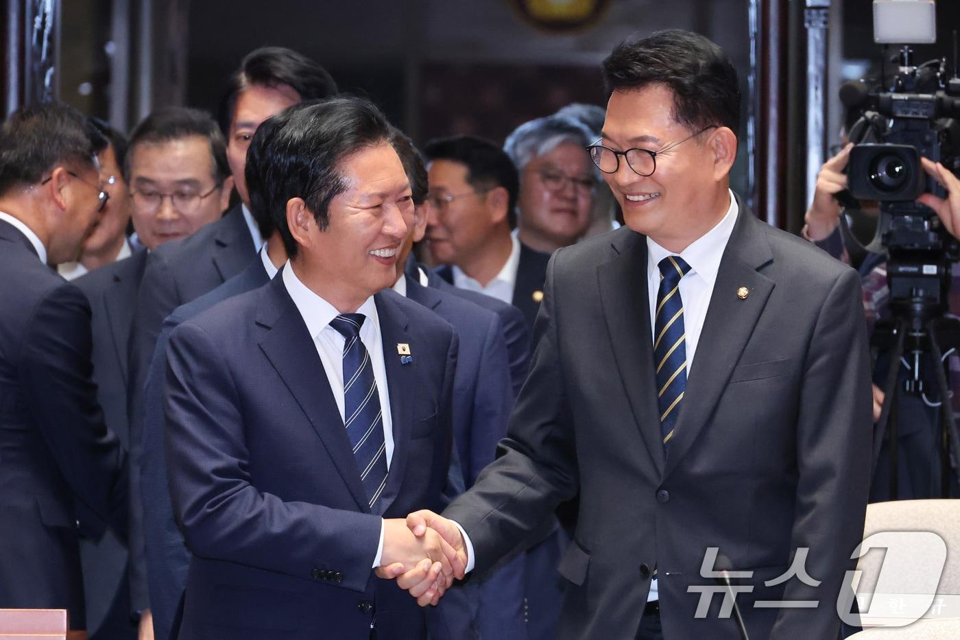 본문 이미지 - 8·17 전당대회 출마 가능성이 있는  정청래 더불어민주당 대표와 송영길 의원이 11일 서울 여의도 국회에서 열린 의원총회에서 인사하고 있다. 2026.6.11 ⓒ 뉴스1 신웅수 기자