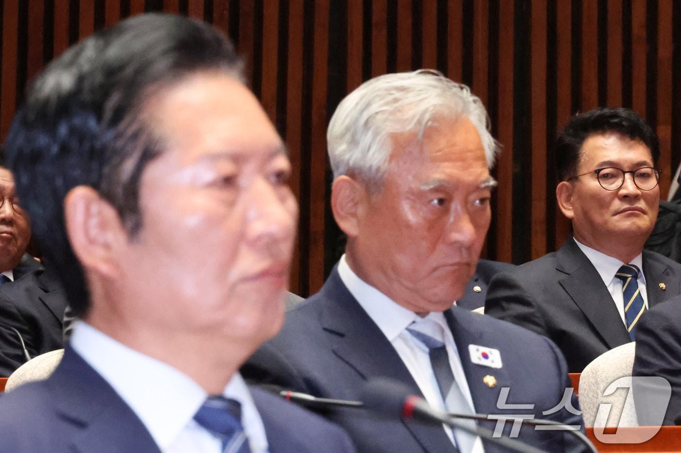 본문 이미지 - 정청래 더불어민주당 대표와 송영길 의원이 11일 서울 여의도 국회에서 열린 의원총회에 자리하고 있다. 2026.6.11 ⓒ 뉴스1 신웅수 기자
