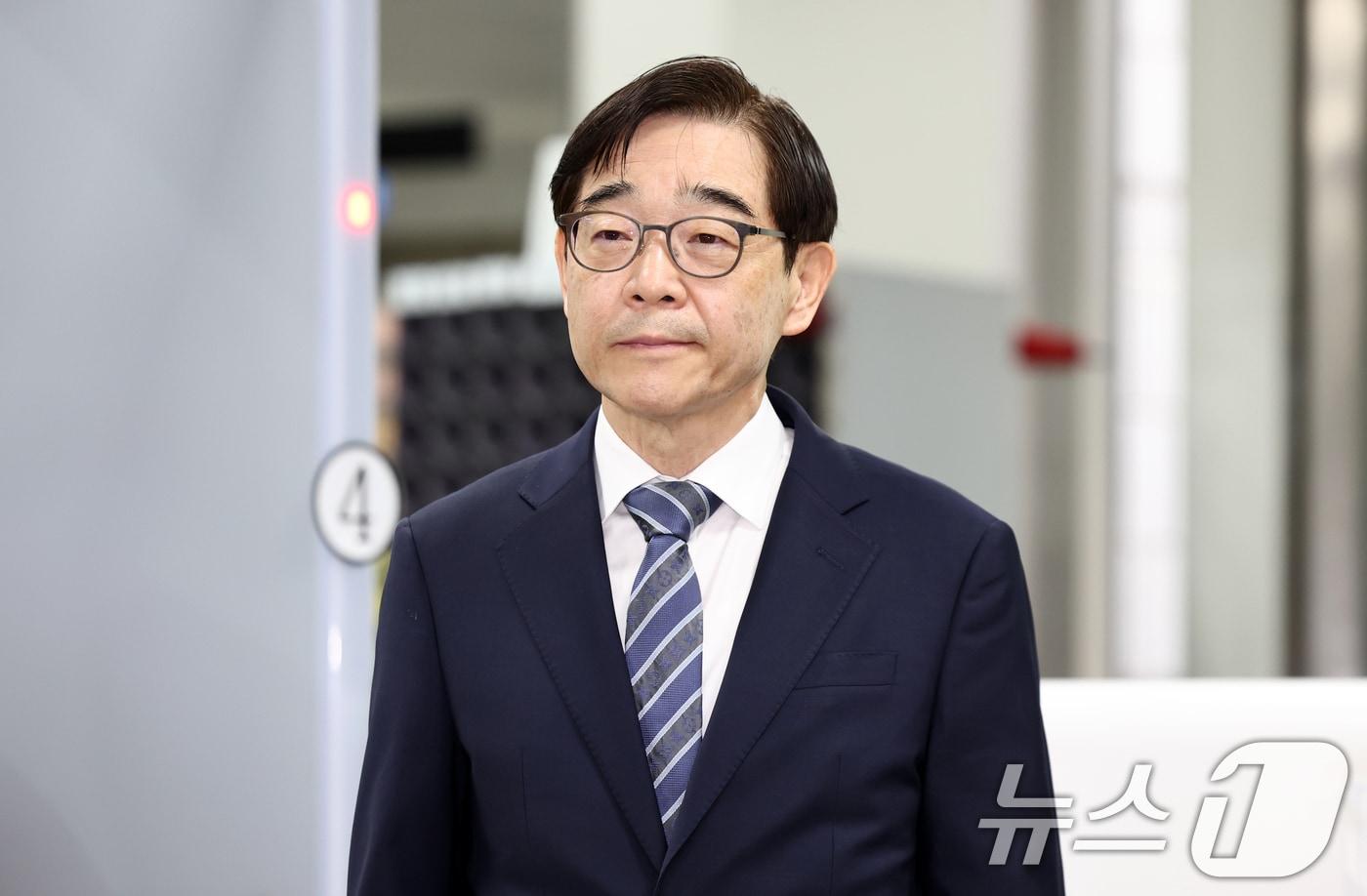 본문 이미지 - 변호사로 등록하지 않은 채 화천대유자산관리의 변호 활동을 한 혐의를 받는 권순일 전 대법관이 지난 11일 오전 서울 서초구 서울중앙지방법원에서 열린 선고 공판을 마치고 법정을 나서고 있다. 2026.6.11 ⓒ 뉴스1 최지환 기자