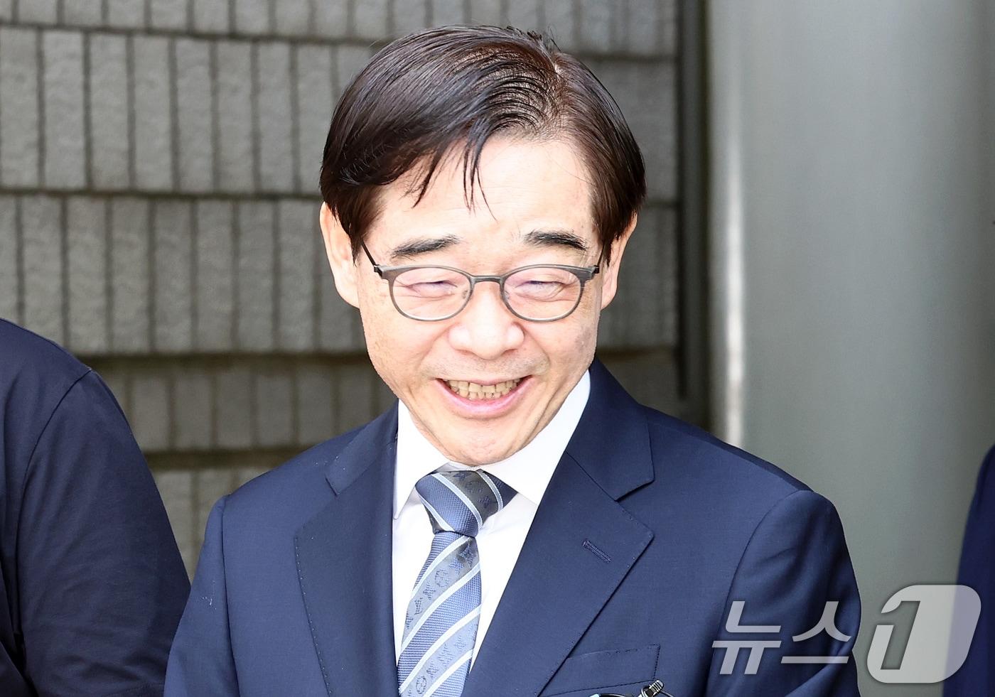 본문 이미지 - 변호사로 등록하지 않은 채 화천대유자산관리의 변호 활동을 한 혐의를 받는 권순일 전 대법관이 11일 오전 서울 서초구 서울중앙지방법원에서 열린 선고 공판을 마치고 취재진 질문에 답변하고 있다. 2026.6.11 ⓒ 뉴스1 최지환 기자