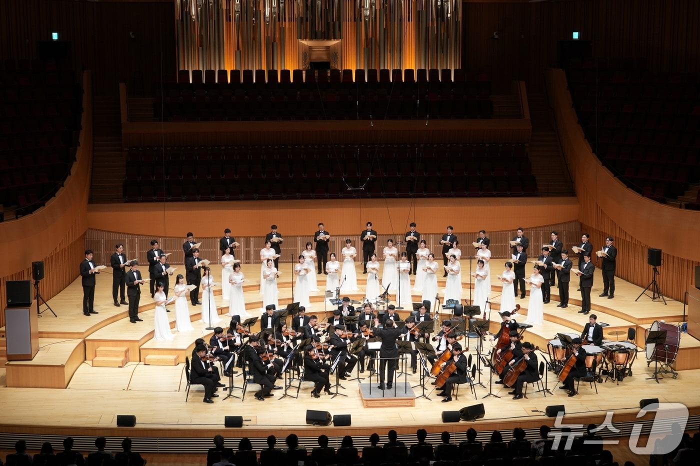 본문 이미지 - 대원제약 임직원 합창단 '대원하모니'가 지난 9일 서울 송파구 롯데콘서트홀에서 열린 제16회 정기연주회에는 발달장애인 오케스트라인 하트하트오케스트라가 함께했다.