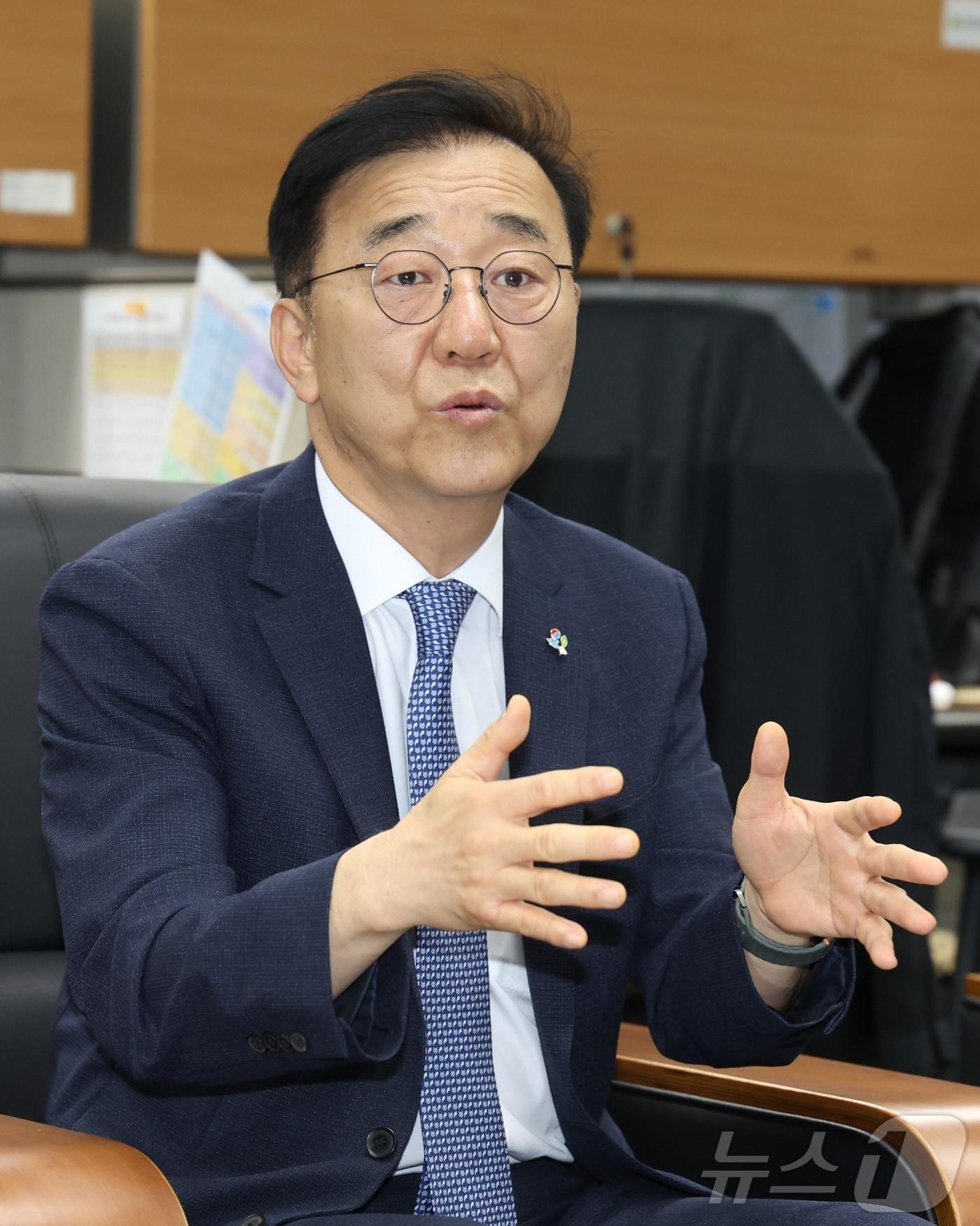 본문 이미지 - 김윤덕 국토교통부 장관이 11일 전북 전주시 전북특별자치도의회 기자실을 방문해 간담회를 열고 질의에 답변을 하고 있다. 2026.6.11 ⓒ 