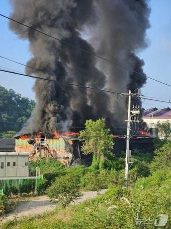본문 이미지 - 11일 오전 7시께 전북 완주군 고산면의 한 분뇨처리장에서 불이 났다.(전북소방본부 제공. 재판매 및 DB금지)