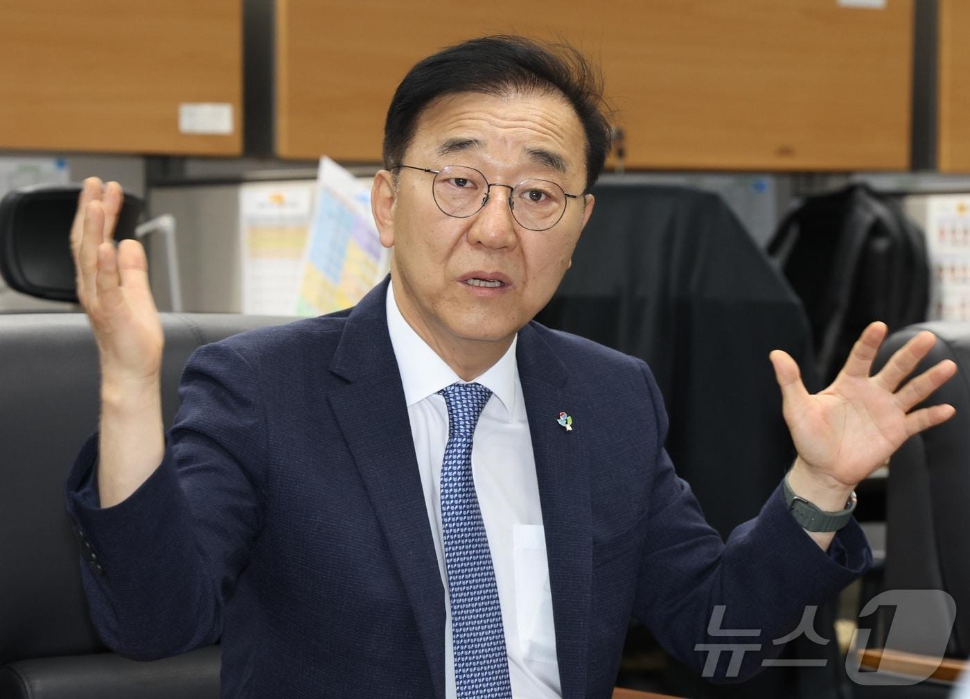 본문 이미지 - 김윤덕 국토교통부 장관이 11일 전북 전주시 전북특별자치도의회 기자실을 방문해 간담회를 열고 질의에 답변을 하고 있다. 2026.6.11 ⓒ 뉴스1 유경석 기자