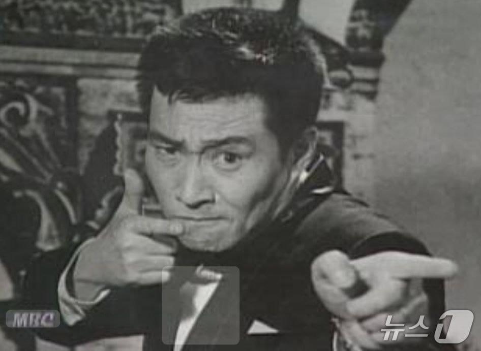 본문 이미지 - 공군 군악대가 11일 창설 75주년을 맞아 서울 여의도 KBS홀에서 음악회를 열고 1950년대 위문공연을 다녔던 공군 스윙밴드 '후라이보이'(Fly Boy)를 재구성해 스윙 재즈 무대를 선보인다. 사진은 후라이보이에서 활동한 방송인 고(故) 곽규석 씨. 2026.6.11./ⓒ 뉴스1(공군 제공)