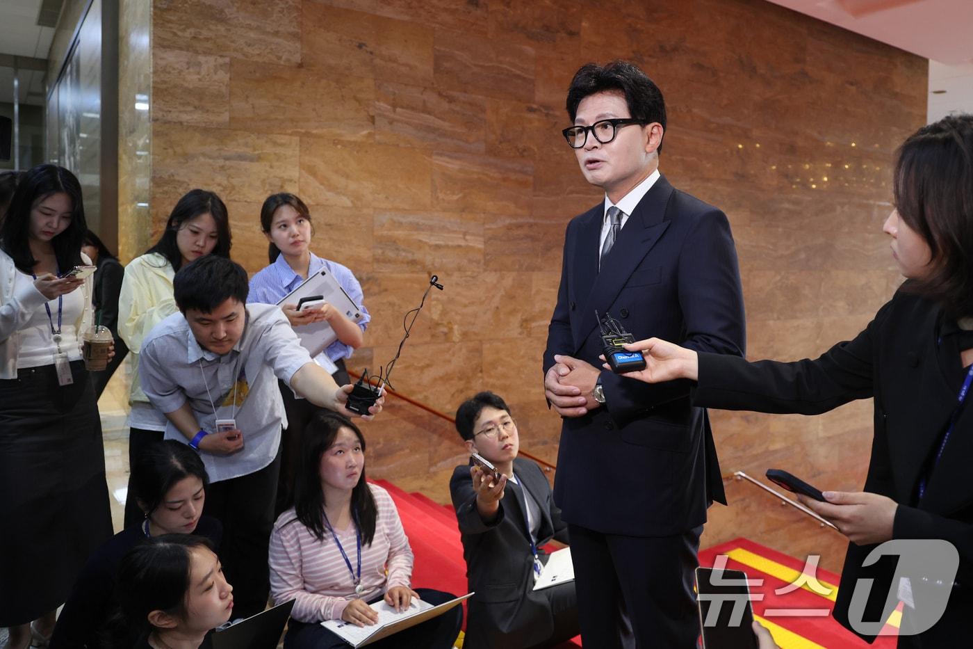 본문 이미지 - 한동훈 무소속 의원이 11일 서울 여의도 국회에서 본회의장에 들어가기 전 취재진 질문에 답하고 있다. 2026.6.11 ⓒ 뉴스1 안은나 기자