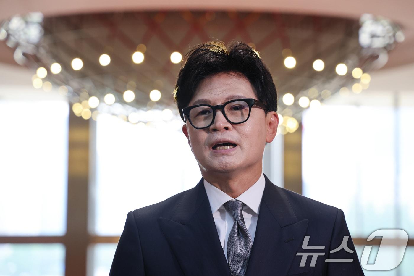 본문 이미지 - 한동훈 무소속 의원이 11일 서울 여의도 국회에서 본회의장에 들어가기 전 취재진 질문에 답하고 있다. 2026.6.11 ⓒ 뉴스1 안은나 기자