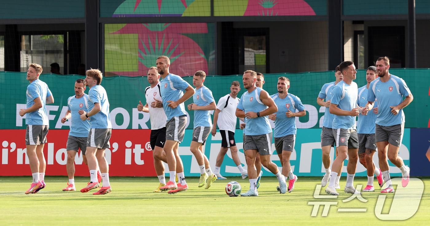 본문 이미지 - 체코 축구 국가대표팀 선수들이 2026 북중미 월드컵 한국과의 조별리그 1차전을 하루 앞둔 10일(현지시간) 멕시코 과달라하라 인근 스포츠 아레나에서 훈련을 하고 있다. 2026.6.11 ⓒ 뉴스1 박지혜 기자