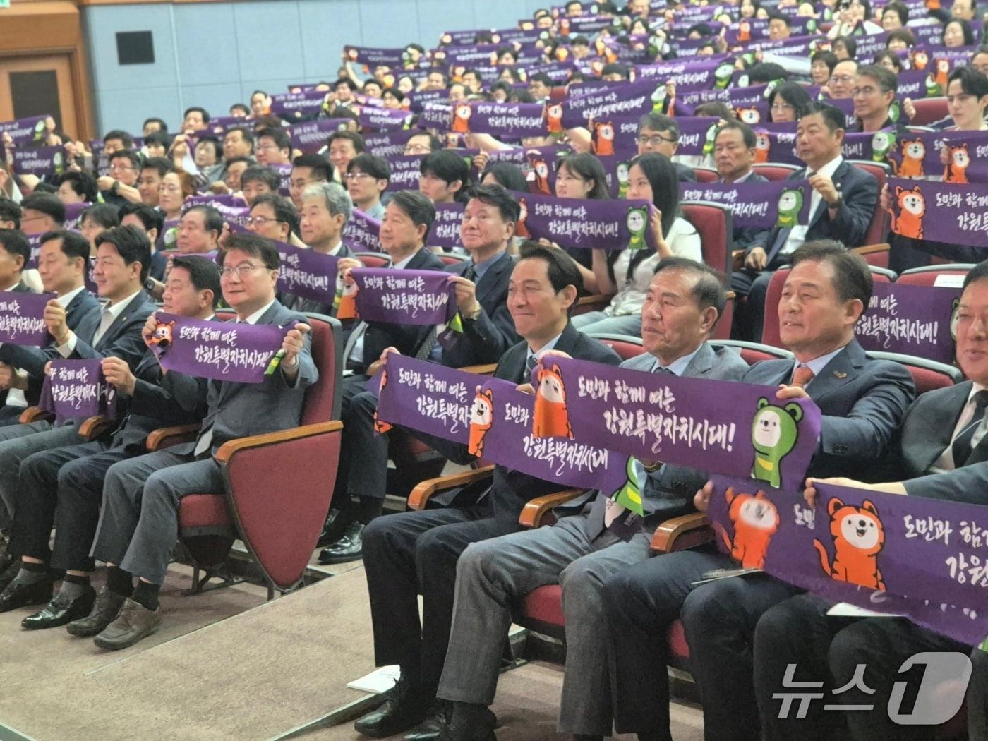 본문 이미지 - 우상호 강원도지사 당선인이 11일 오전 강원 강릉시청 대강당에서 열린 제3회 강원특별자치도 도민의 날 기념식에 참석해 화합 퍼포먼스에 동참하고 있다. 2026.6.11/뉴스1 윤왕근 기자